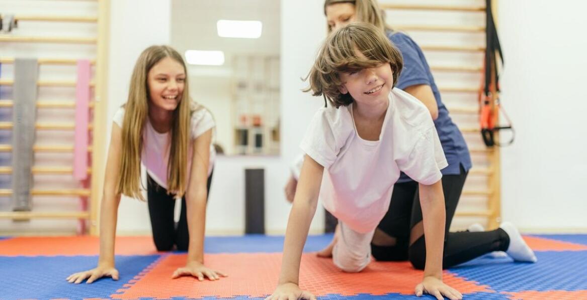 Jak profesjonalna opieka fizjoterapeutów wspiera uczestników turnusów?