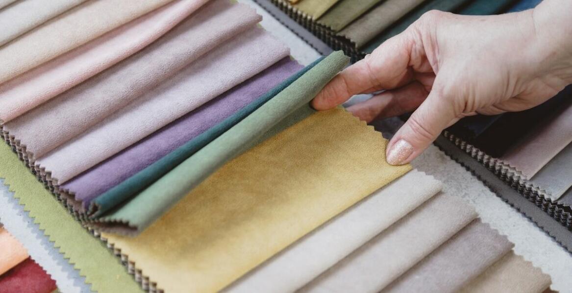 Skaj tapicerski w aranżacji wnętrz: praktyczność i styl w jednym.