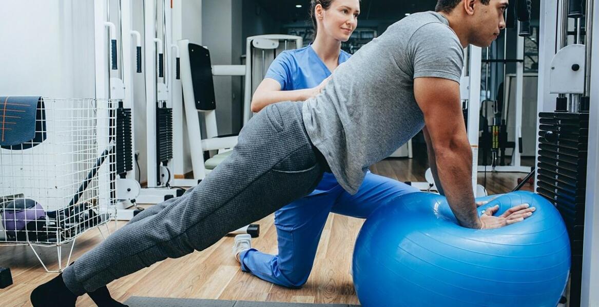 Jakie techniki stosuje się w terapii kręgosłupa w ramach rehabilitacji?