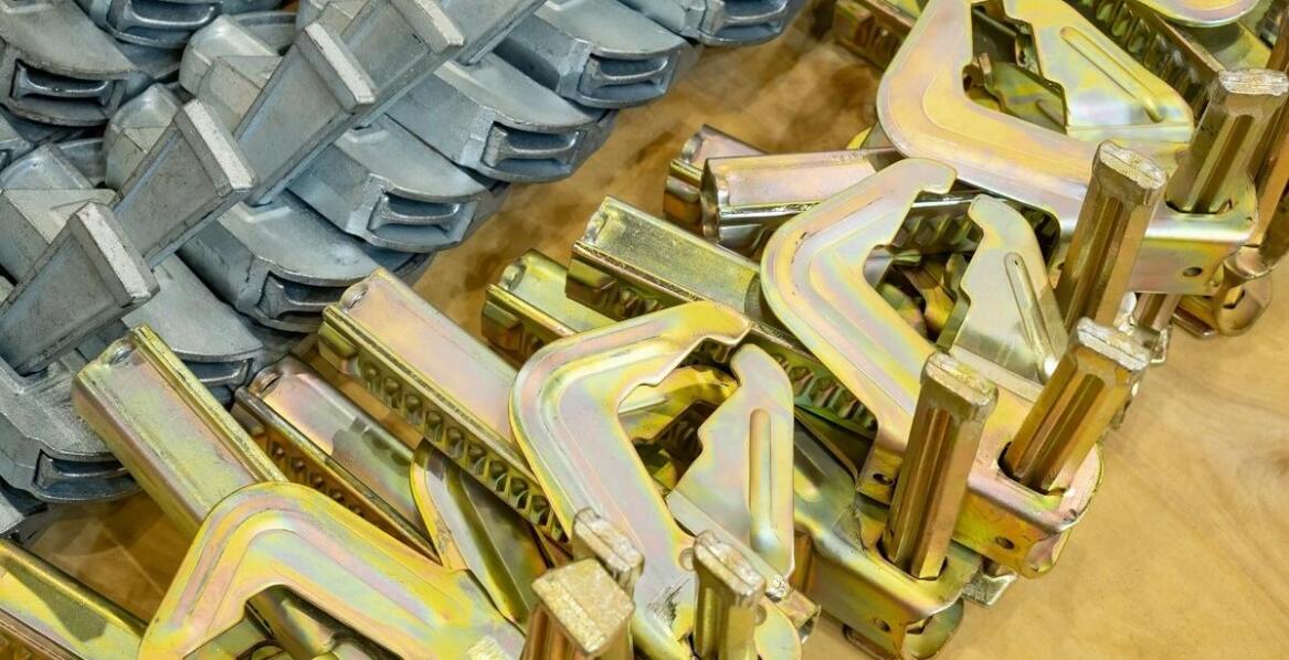 Jakie są główne cechy konstrukcyjne symetrycznych muld z pokrywami?