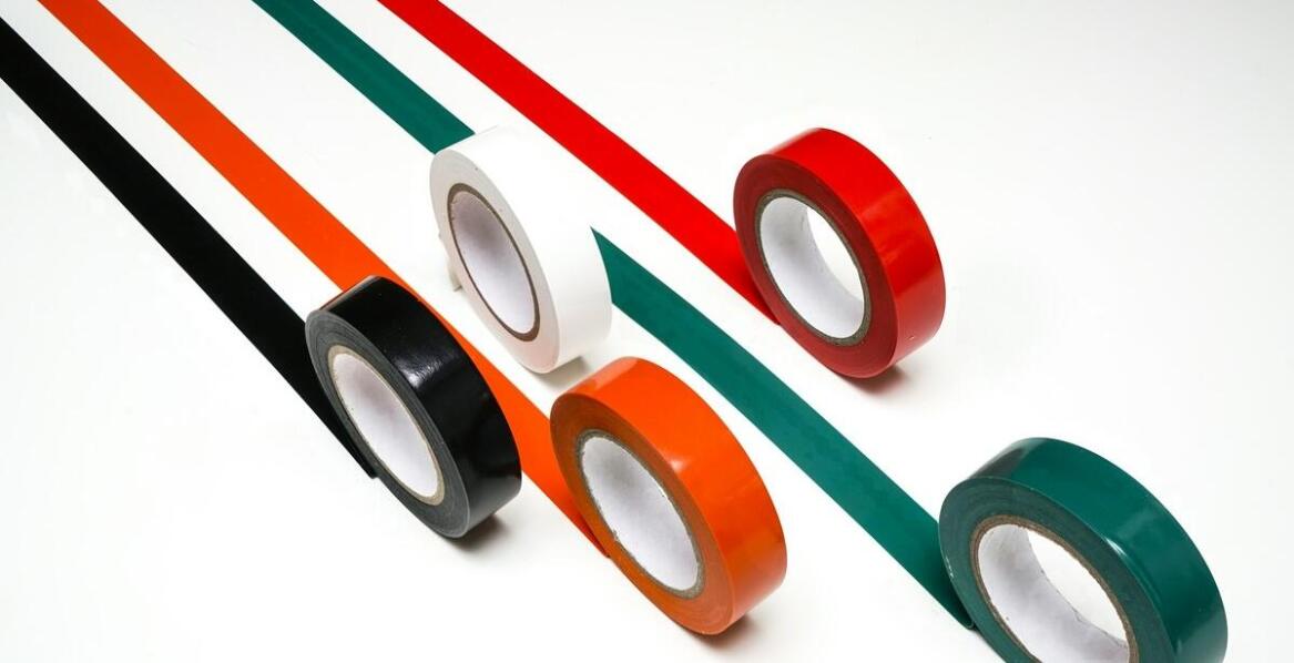 Klejące taśmy jako kluczowy element w branży automotive