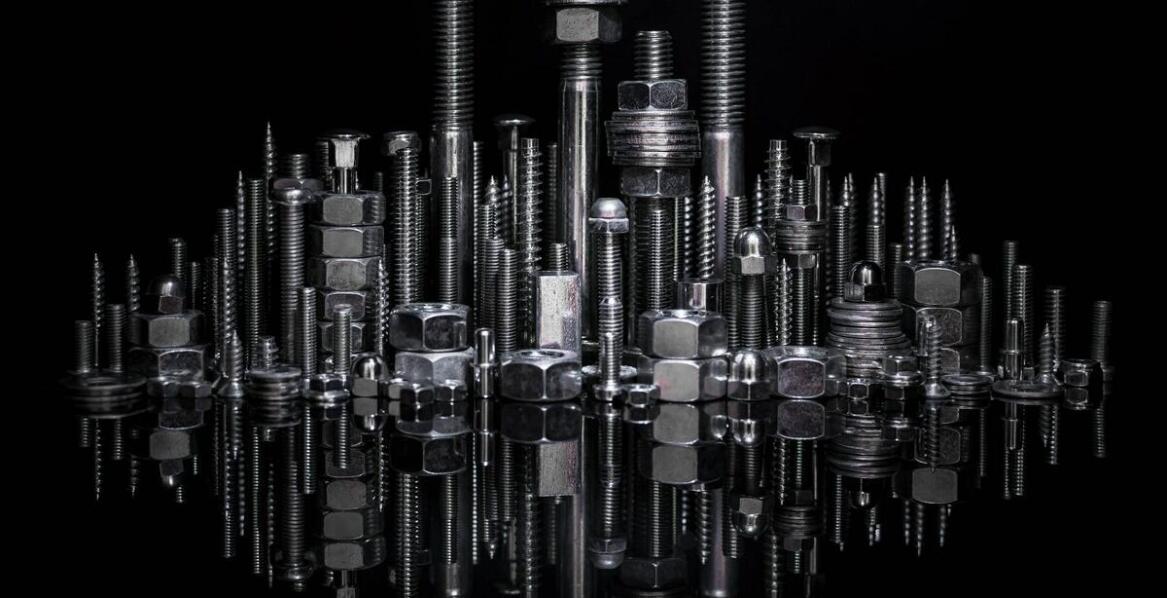 Drobnozwojne nakrętki a ich rola w systemach napędowych