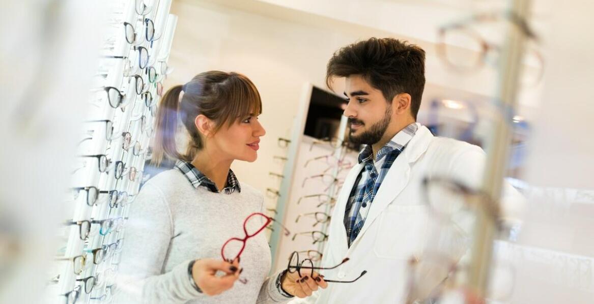 Jak optyczny salon może pomóc w doborze idealnych oprawek?