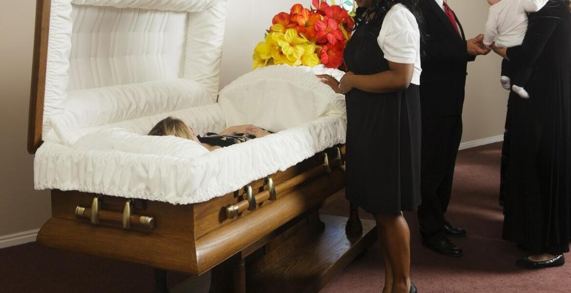 Proces przygotowania i publikacji nekrologów we współpracy z zakładem pogrzebowym