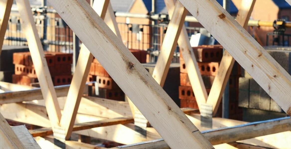 Znaczenie prefabrykowanych dachowych wiązarów w redukcji kosztów budowy