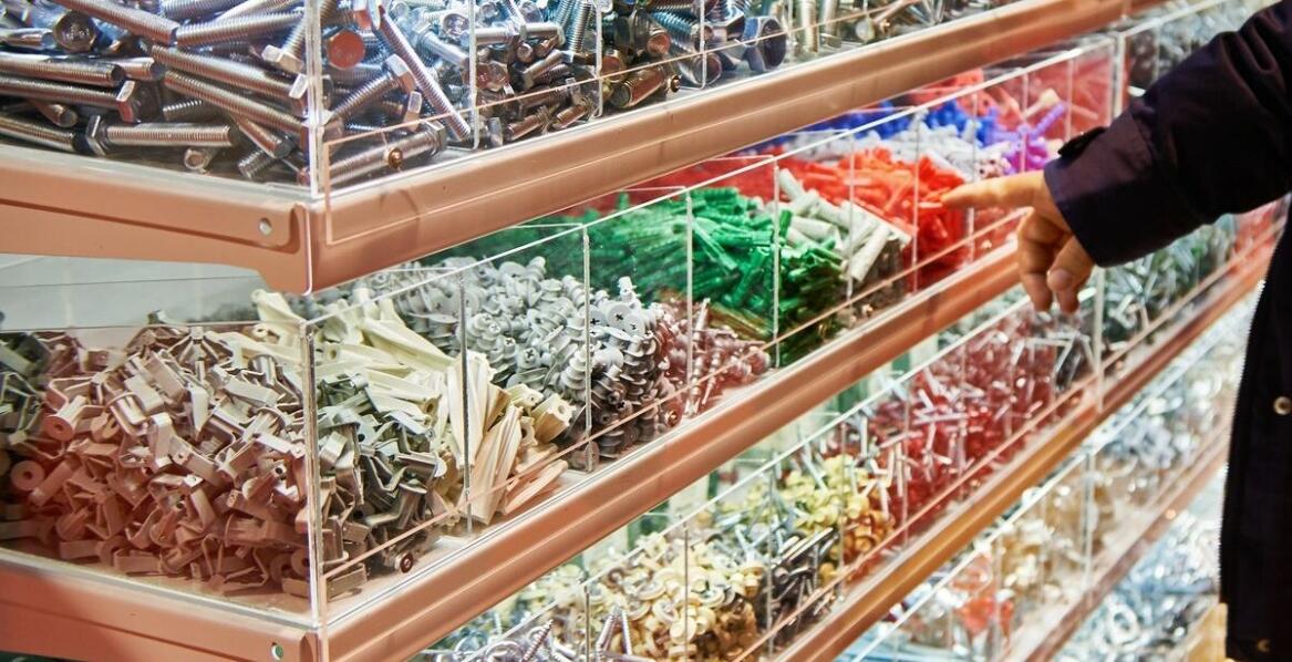 Jak litery z plexi mogą wzbogacić design wystaw w sklepach