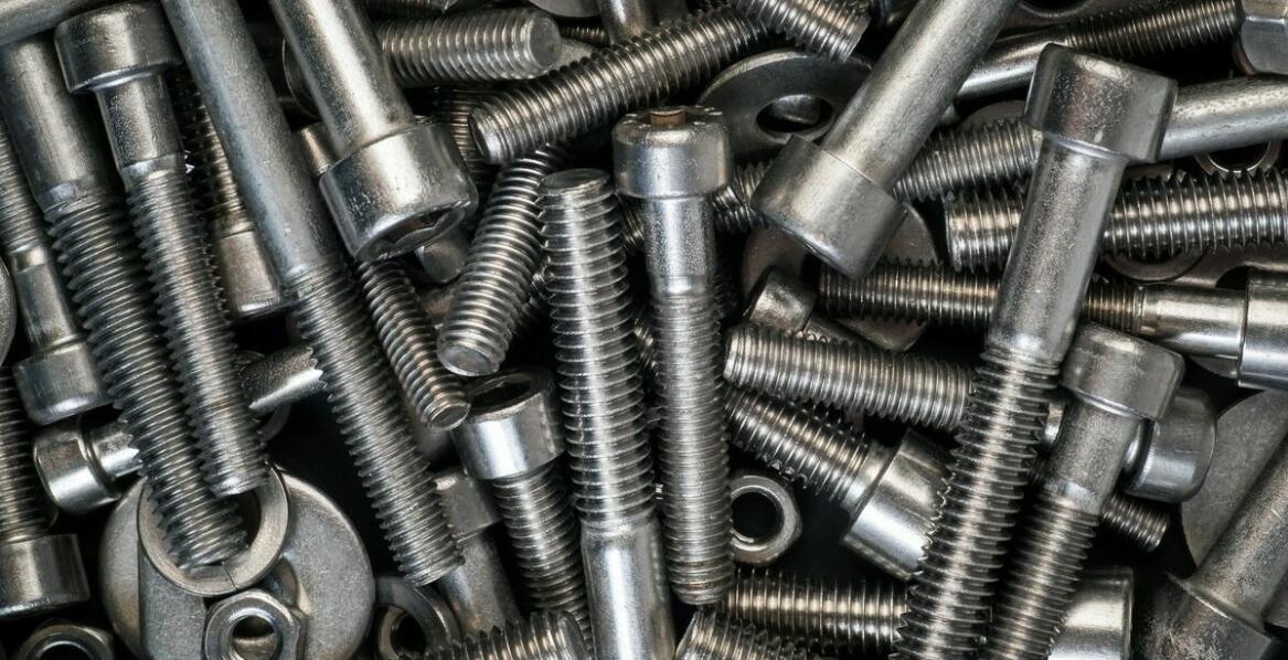 Znaczenie odpowiedniego doboru preparatów do mocowania w branży metalowej.