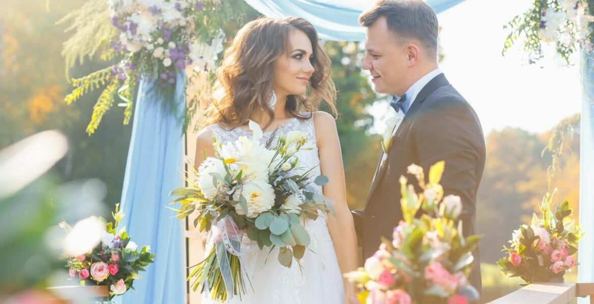 Plenerowe ślubne sesje – jak połączyć naturę z romantyzmem?