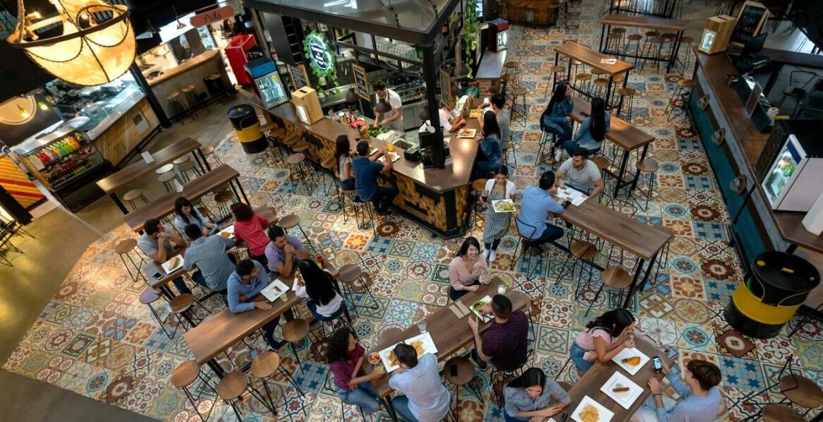 Jak plakaty mogą wspierać promocję nowo otwartych miejsc?