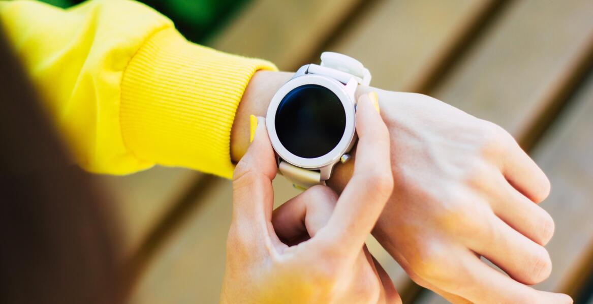 Które funkcje ułatwiają monitorowanie aktywności?