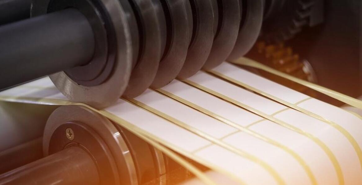 Jakie techniki uszlachetniania stosuje się w druku samoprzylepnych etykiet?