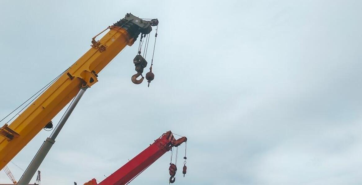 Zastosowanie mini żurawi w projektach dekarskich i elewacyjnych