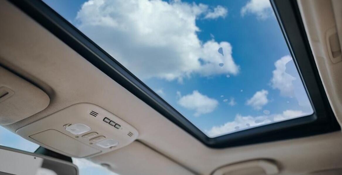 Różnorodność zastosowań dachowych szyb w nowoczesnych pojazdach