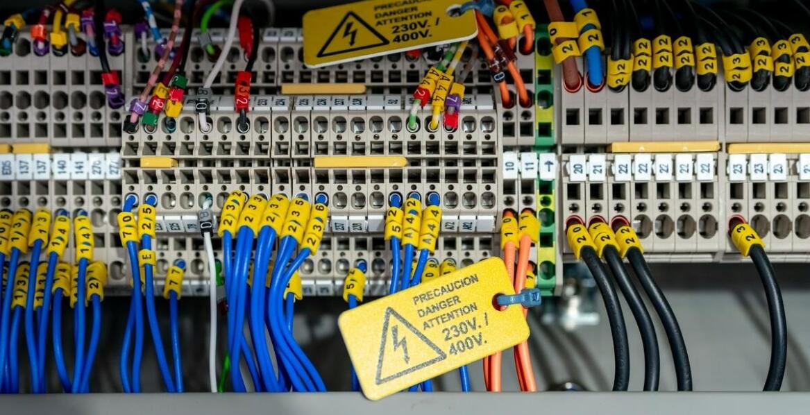 Systemy kablowe tras E-30 w instalacjach przemysłowych: co warto wiedzieć?