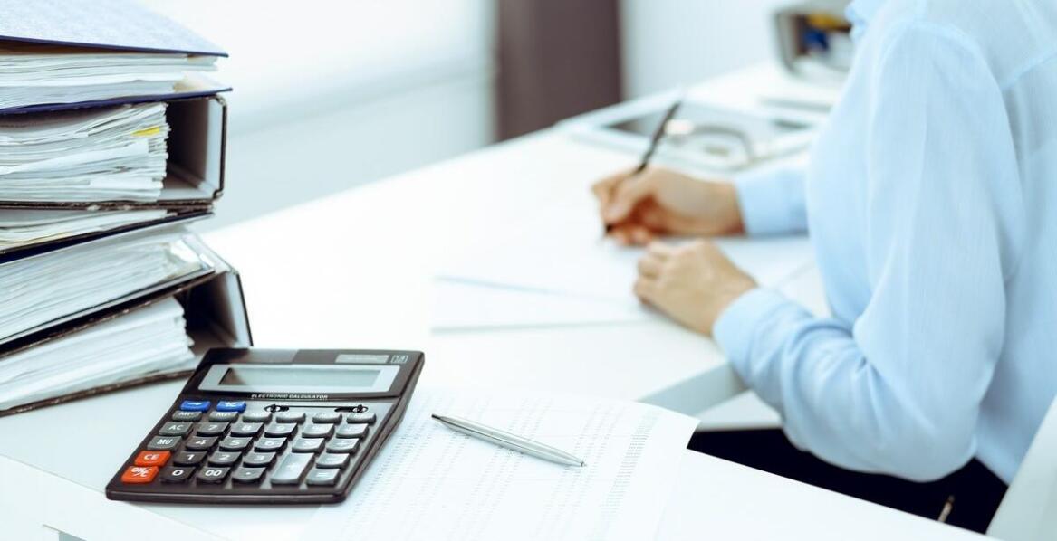 Jakie usługi oferuje biuro rachunkowe do efektywnego zarządzania płynnością finansową?