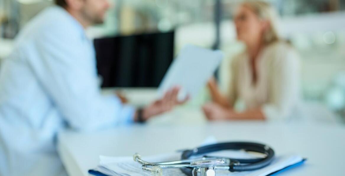 Kiedy warto skonsultować się z foniatrą przy problemach z uszami?