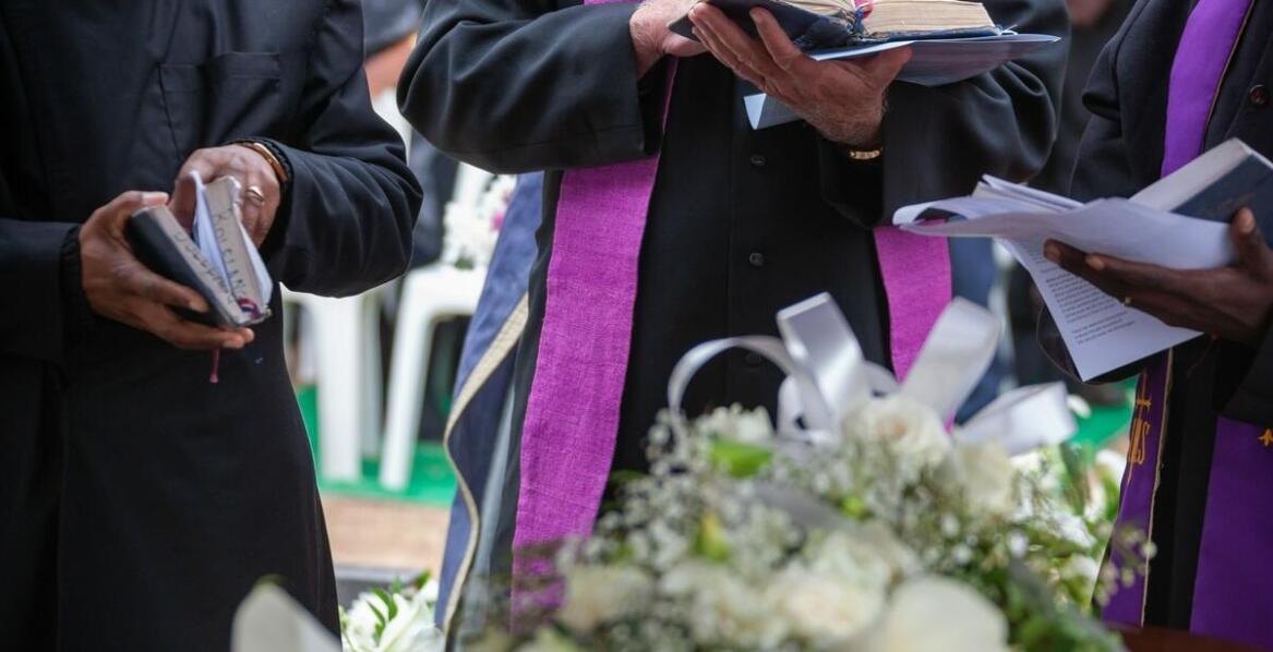 Jakie są zasady organizacji religijnych i świeckich ceremonii?