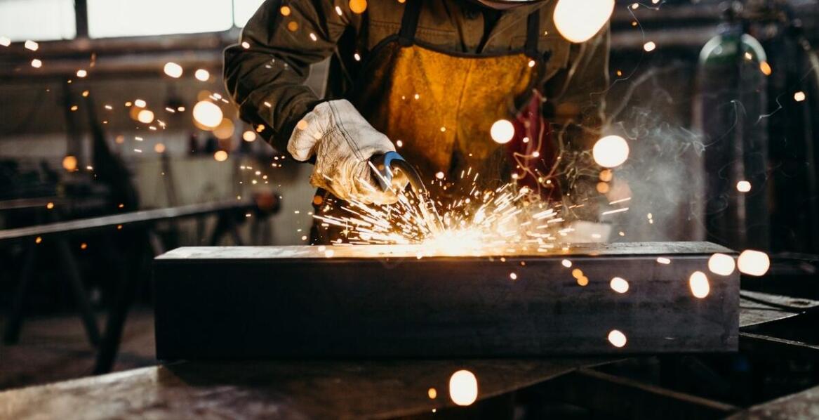 Jakie znaczenie mają uprawnienia spawaczy dla jakości usług?