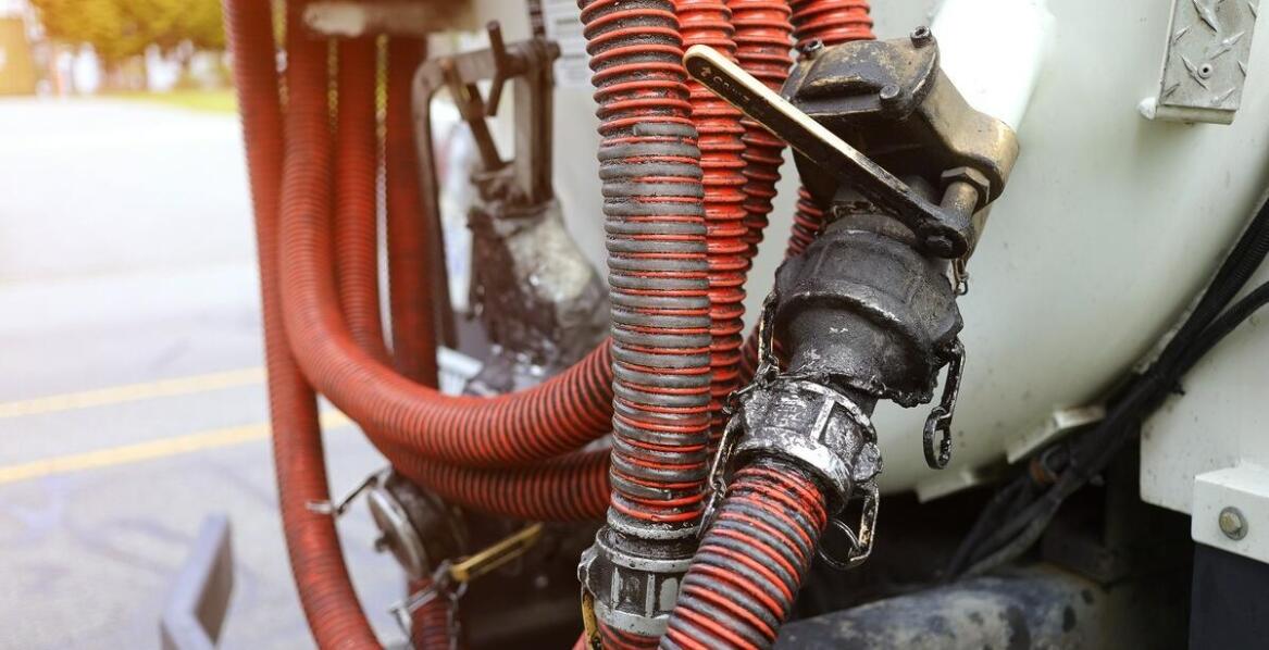 Jak mechaniczna spirala przyczynia się do ochrony środowiska podczas czyszczenia rur?