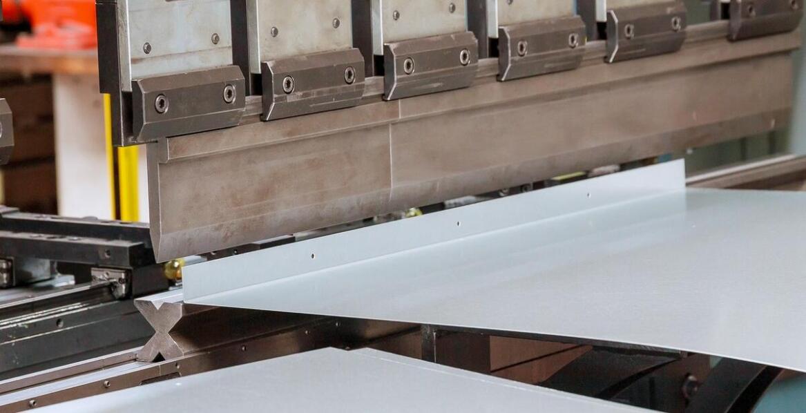 Jak precyzyjne gięcie blachy wpływa na proces tworzenia komponentów dla różnych branż?