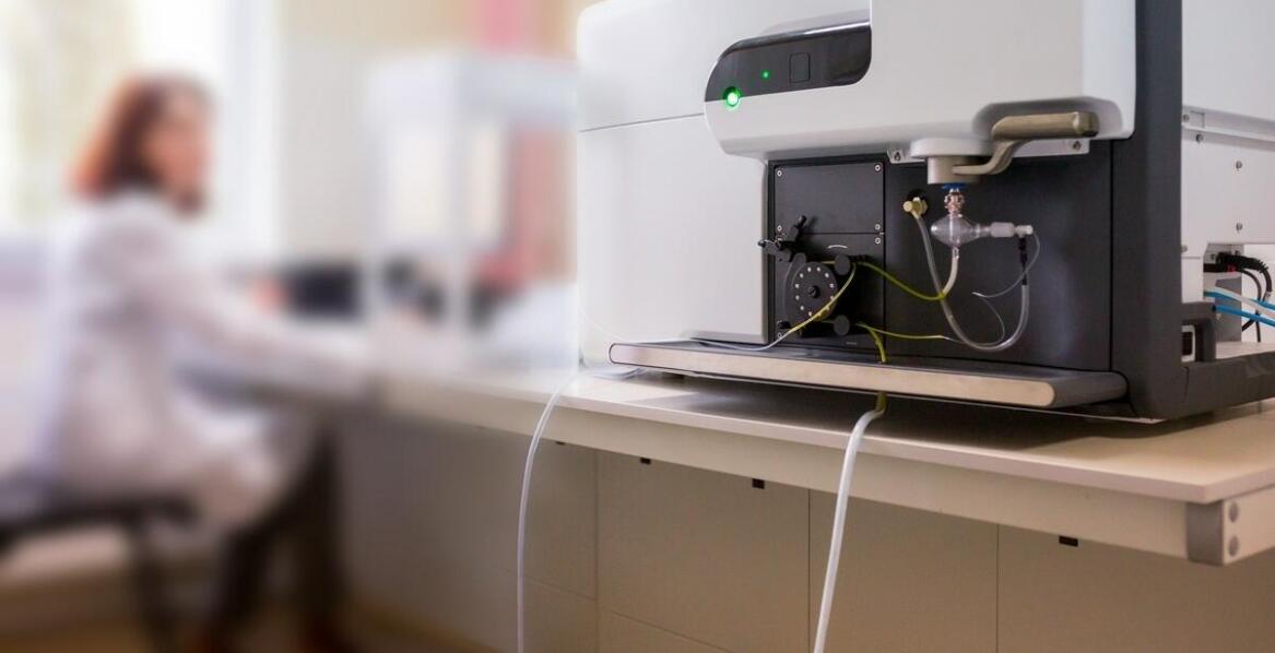 Spektrometr XRF a precyzja pomiarów w analizach chemicznych