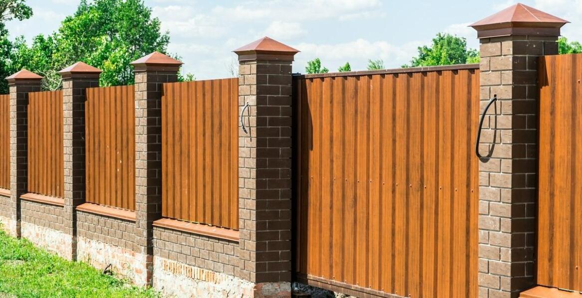 Porównanie ogrodzeniowych desek z naturalnego drewna i kompozytowego materiału