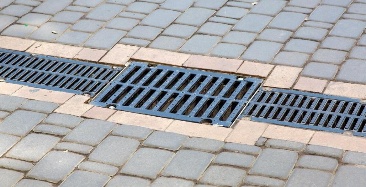 Zastosowanie siatkowych korytek w instalacjach zewnętrznych