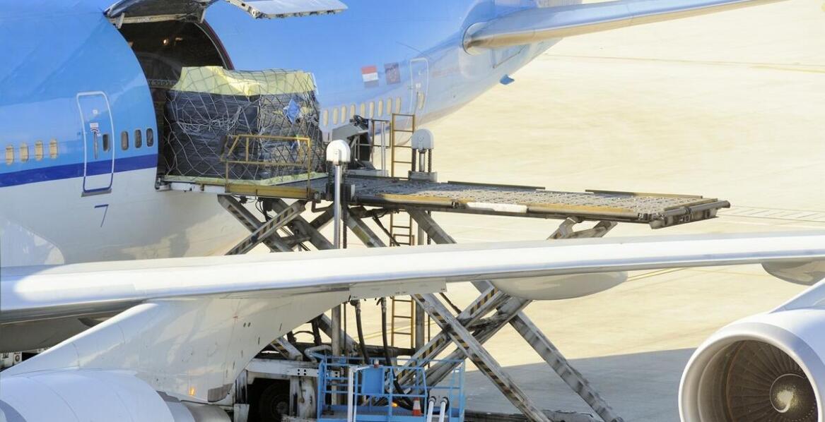 Jak szybkie lotnicze przesyłki z Warszawy zmieniają krajobraz handlu międzynarodowego?