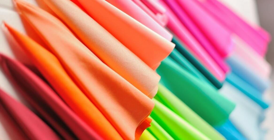 Różnorodność introligatorskich tkanin dostępnych na rynku – co warto wiedzieć?