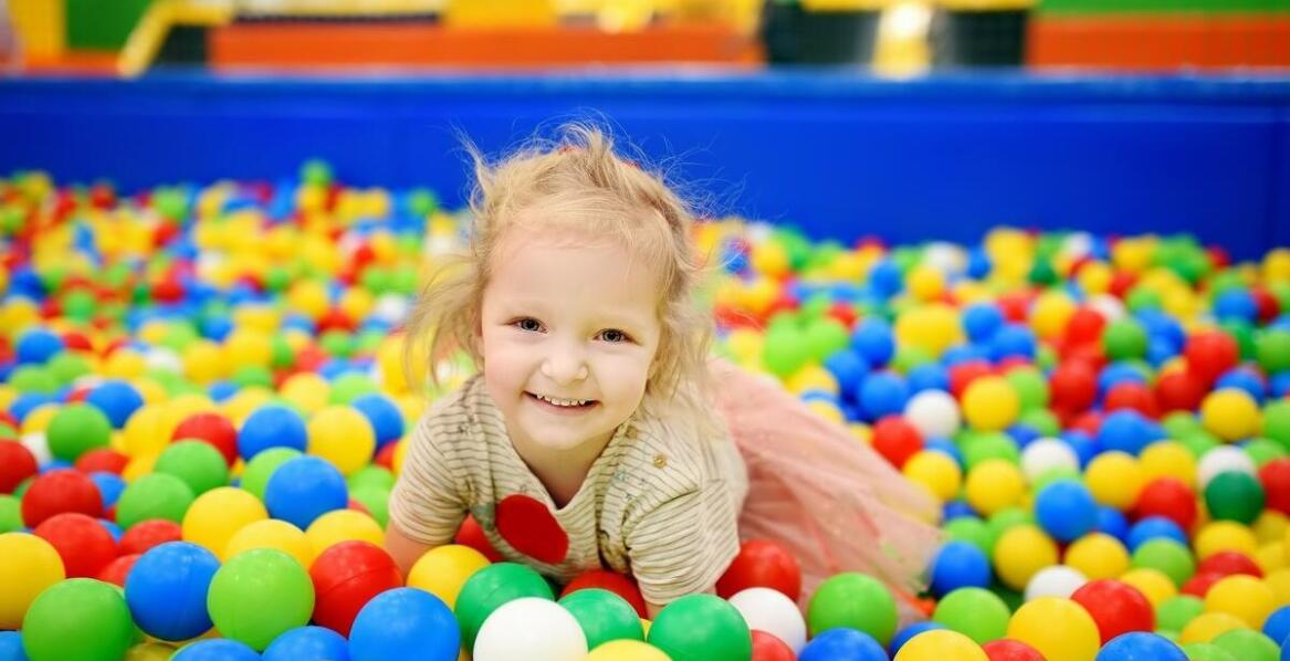 Jakie materiały nowoczesne stosuje producent sal zabaw w produkcji trampolin?