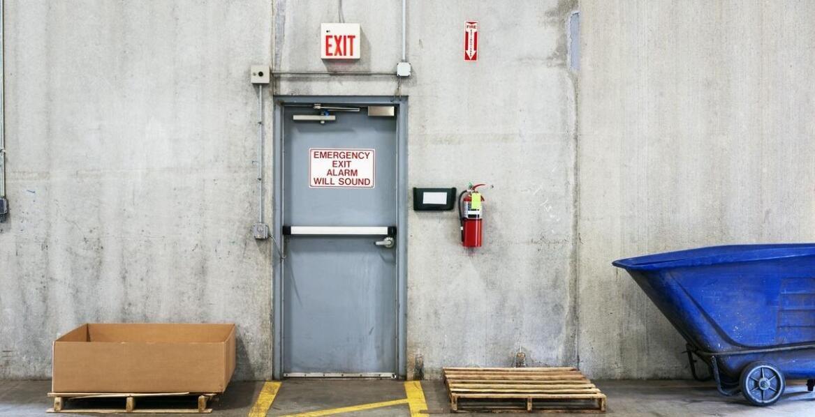 Rola systemów E-90 w zapewnieniu bezpieczeństwa pożarowego w obiektach magazynowych