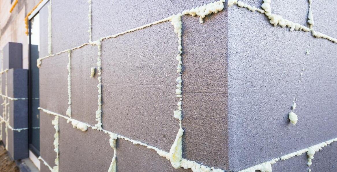 Wpływ styropianowych narożników na redukcję termicznych mostków w budynkach