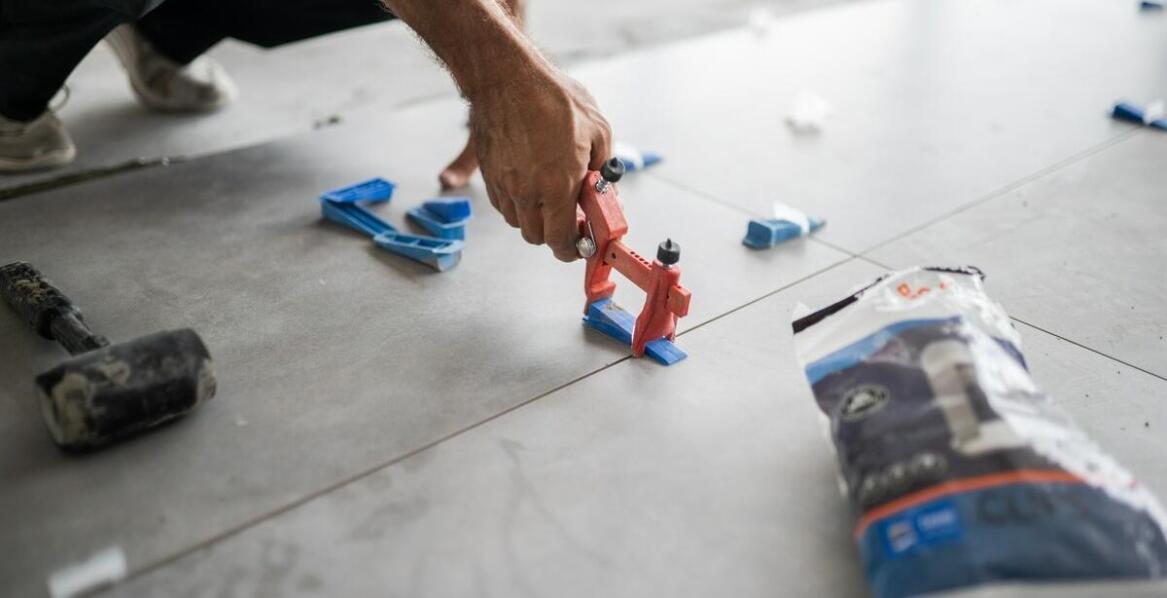 Profesjonalne układanie technicznego gresu – wpływ na estetykę i funkcjonalność