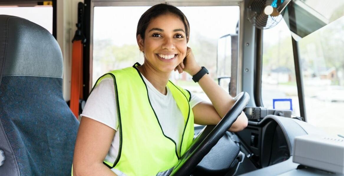 Dlaczego wynajem busa z kierowcą jest korzystny dla szkolnych grup?