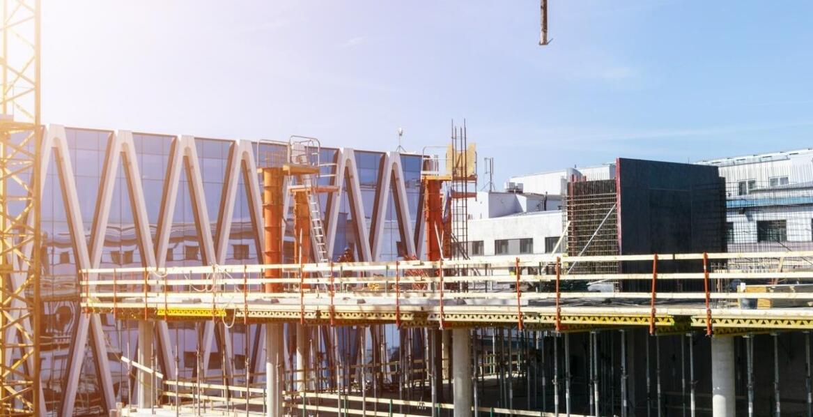 Mini żuraw jako element poprawiający precyzję montażu stolarki.