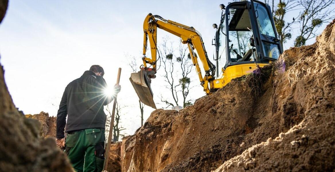 Jak nasze usługi z minikoparką wspomagają montaż ogrodzeń?
