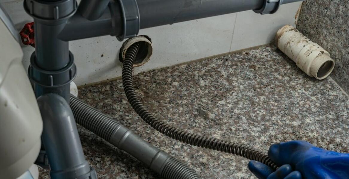 Jak wycinanie korzeni z rur wspomaga udrażnianie kanalizacji?