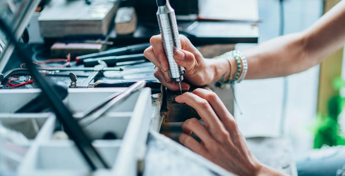 Jakie produkty można personalizować za pomocą mechanicznego grawerowania?