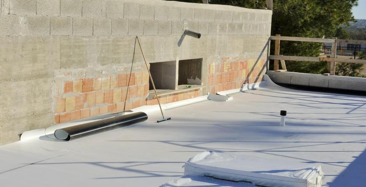 Zalety stosowania styropianu przy ocieplaniu płaskich dachów