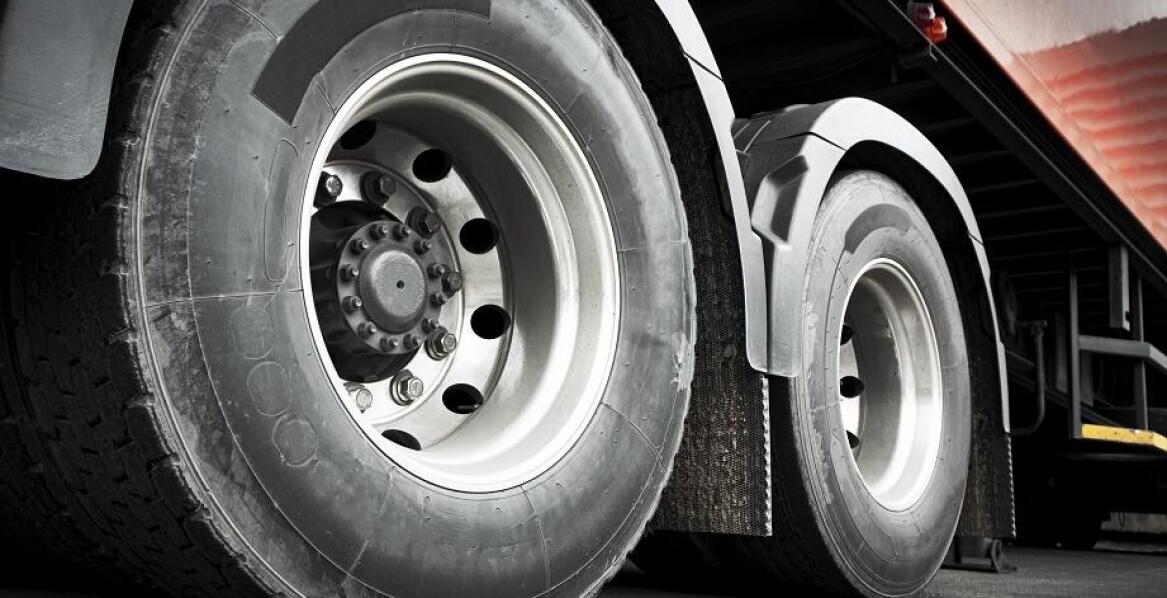 Opony ciężarowe dla przemysłu: jak wybrać odpowiednie rozwiązanie?