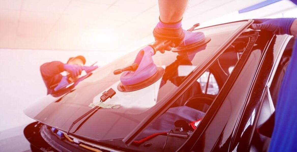 Jak unikać potencjalnych problemów po wymianie samochodowej szyby?