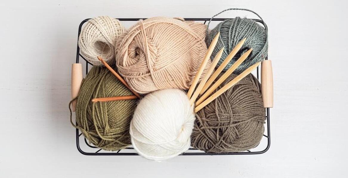 Kompletny przewodnik po zestawach do robienia na drutach – co warto wiedzieć?