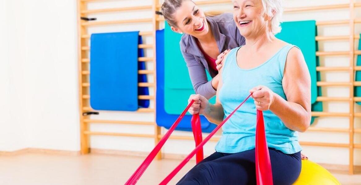 Jak ruchowa rehabilitacja wpływa na jakość życia mieszkańców w domu opieki?