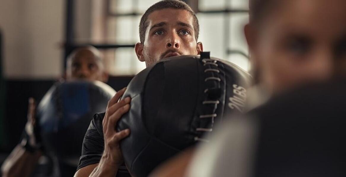 Jak lekarska piłka może urozmaicić codzienny trening fitness?