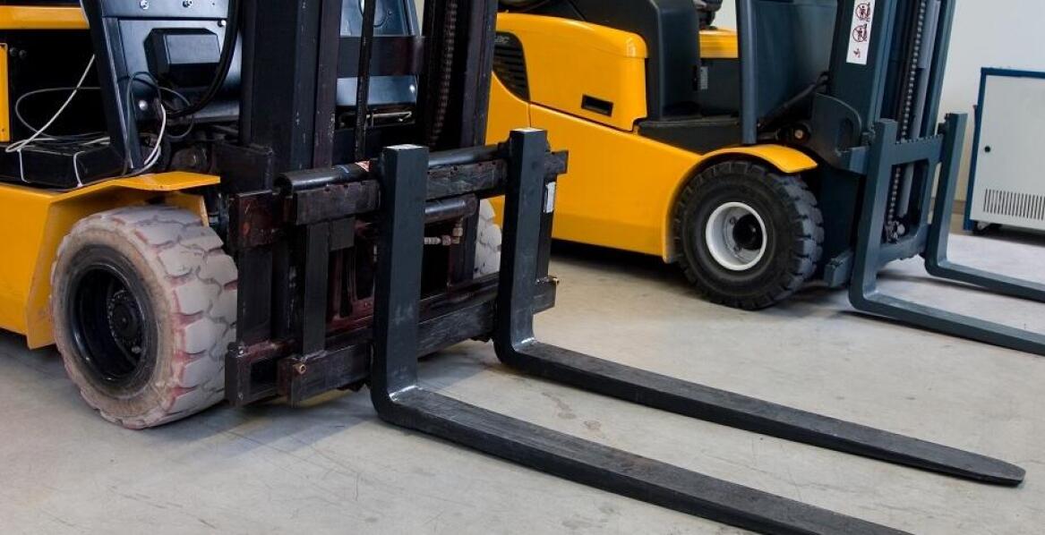 Wpływ rabatów dla stałych klientów na koszty wynajmu wózków widłowych