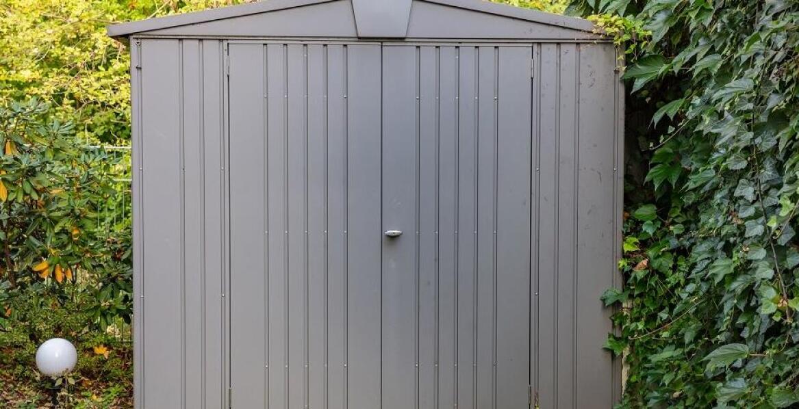 Praktyczne i estetyczne rozwiązania schowków ogrodowych z blachy