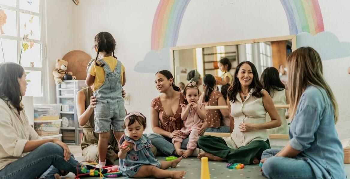 Jak żłobek integruje wiedzę z zakresu psychologii i pedagogiki w codziennej pracy?