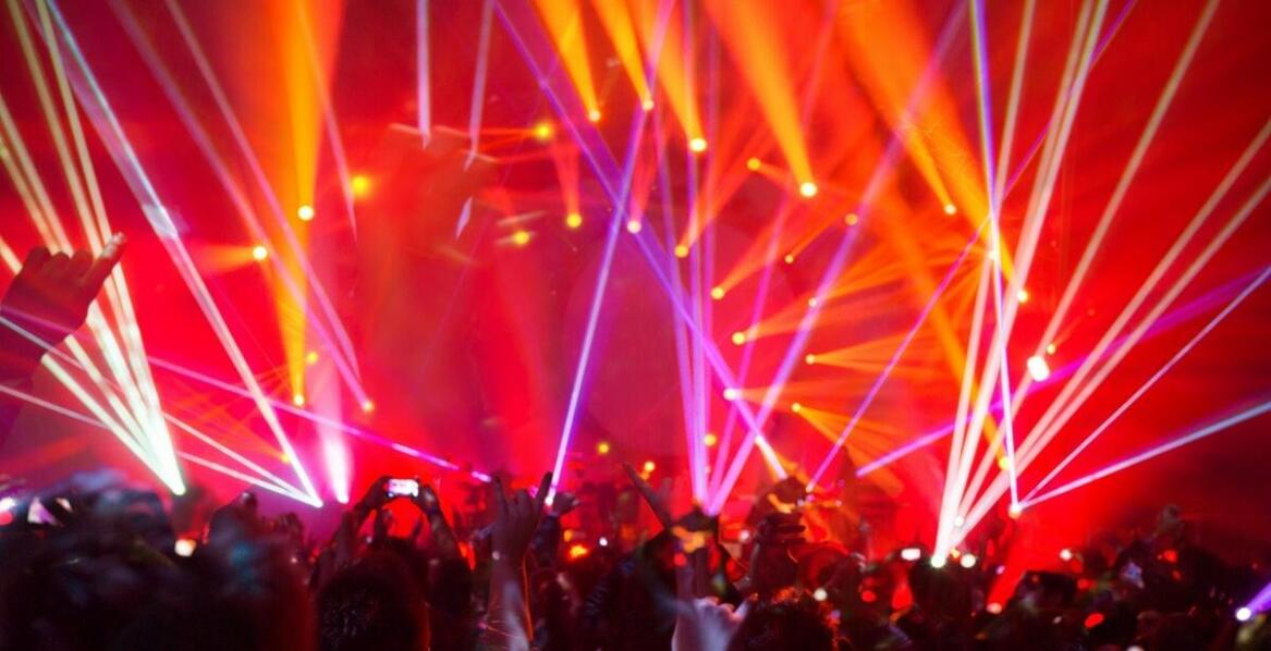 Bezpieczeństwo na festiwalach: jak wynajem barierek pomaga w zarządzaniu tłumem?