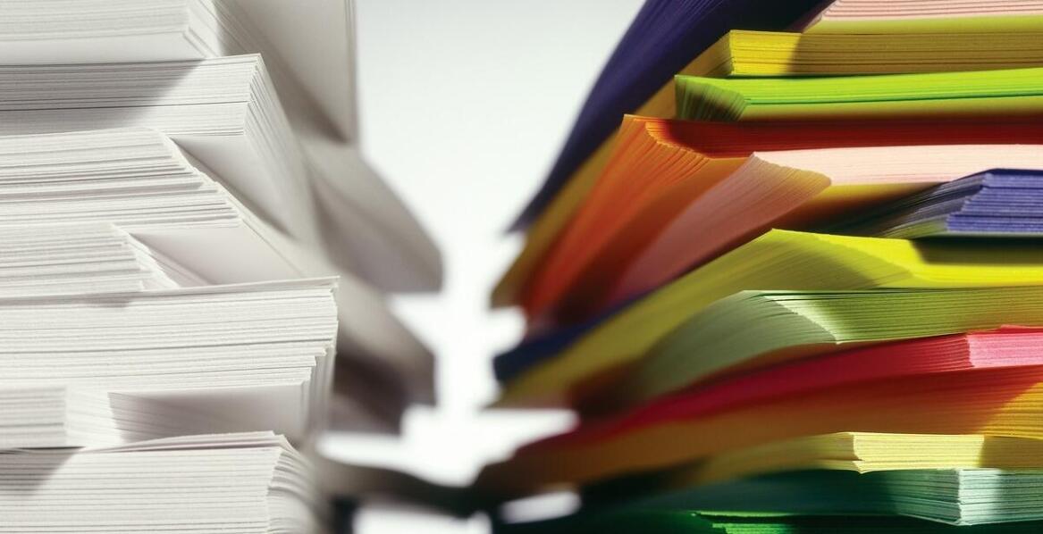 Jakie są zalety stosowania białego papieru zz w zakładach pracy?