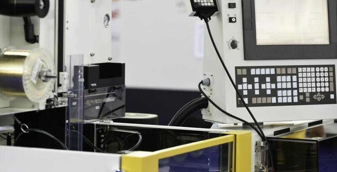 Jakie materiały można testować przy użyciu maszyn wytrzymałościowych?